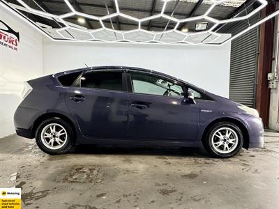 2011 Toyota Prius - Thumbnail