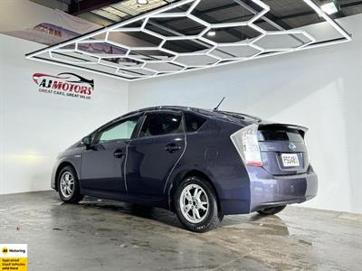 2011 Toyota Prius - Thumbnail