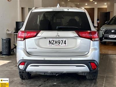 2022 Mitsubishi Outlander - Thumbnail