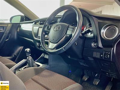 2012 Toyota Auris - Thumbnail