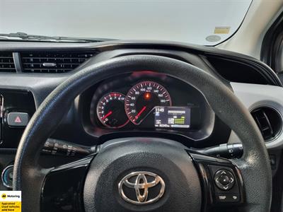 2015 Toyota Vitz - Thumbnail