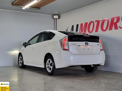 2013 Toyota Prius - Thumbnail