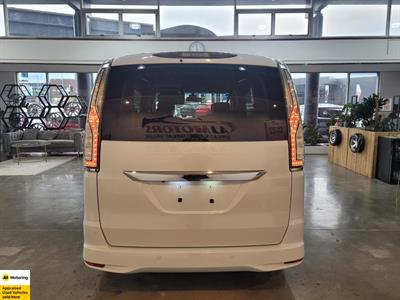 2014 Nissan Serena - Thumbnail