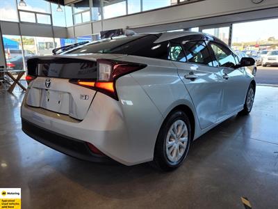 2020 Toyota Prius - Thumbnail