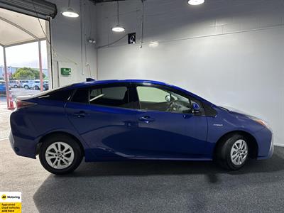 2015 Toyota Prius - Thumbnail