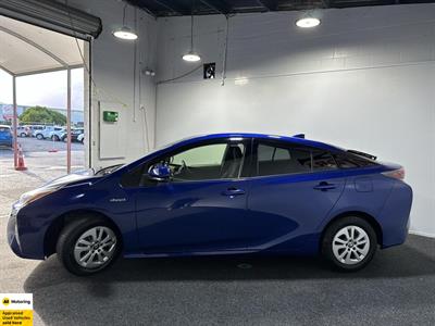 2015 Toyota Prius - Thumbnail