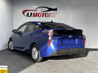 2015 Toyota Prius - Thumbnail