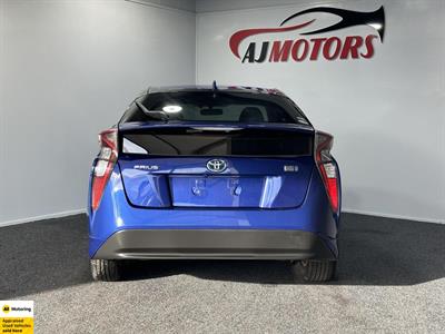 2015 Toyota Prius - Thumbnail