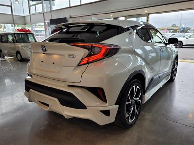 2017 Toyota C-HR - Thumbnail