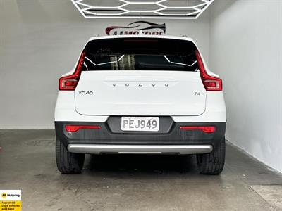 2022 Volvo XC40 - Thumbnail