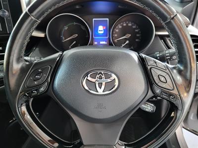 2017 Toyota C-HR - Thumbnail