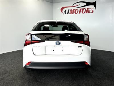 2019 Toyota Prius - Thumbnail