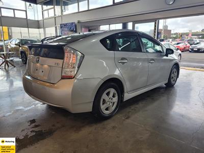 2011 Toyota Prius - Thumbnail