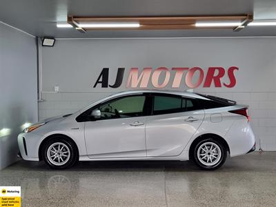 2019 Toyota Prius - Thumbnail